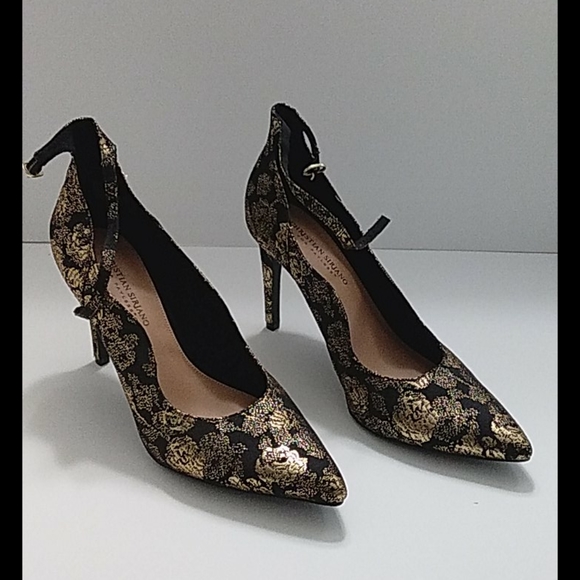 Delicate Lace Pump (NWOT) - Picture 4 of 12